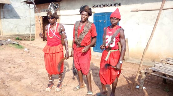 Chefs traditionels à Lokutu