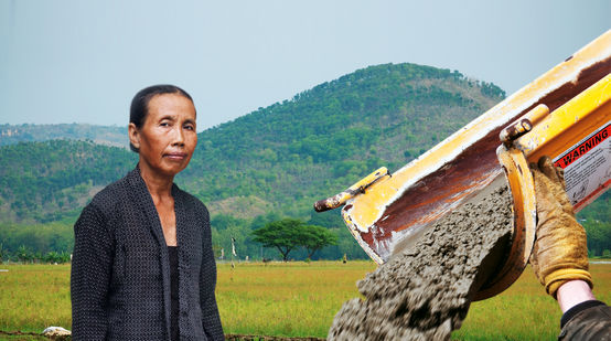 Photomontage : la paysanne Paini du peuple autochtone Samin à gauche, du ciment coulant d’une bétonnière à droite, et en arrière plan des rizières et la chaine montagneuse karstique des Kendeng