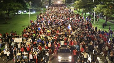Un cortège de milliers de personnes traverse une rue de la capitale Panama