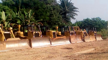 Des bulldozers le long de la super autoroute