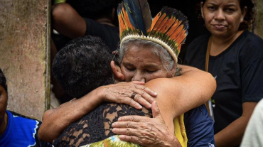 Une participante aux funérailles embrasse la sœur de Maria de Fátima Muniz Pataxó dite "Nega", la dirigeante indigène tuée