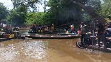 Chercheurs d'or illégaux sur une rivière en Côte d'Ivoire