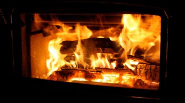 Des bûches de bois en train de brûler dans une cheminée