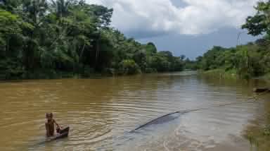Enfant murui se baignant dans le río Caquetá en Colombie
