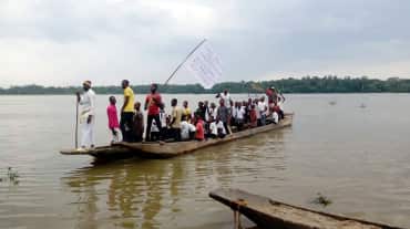 Les habitants manifestent sur des bateaux contre la pollution de la rivière Aruwimi