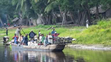 Une pirogue chargée de passagers et de vélos sur le fleuve Congo