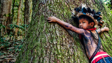 Un enfant du peuple Suruí au Brésil