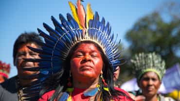 Femme indigène coiffée d'une couronne de plumes, lors d’une marche dans la capitale du Brésil