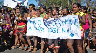Des femmes indigènes protestent avec une banderole contre la destruction de leurs forêts et zones protégées au Brésil