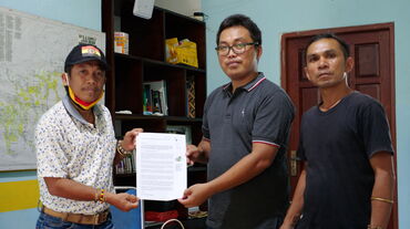 Effendi Buhing de Kinipan pose aux côtés de Safrudin Mahendra de l’organisation Save Our Borneo
