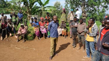 Rassemblement d’indigènes du peuple Batwa dans un village près du parc national de Kahuzi-Biega