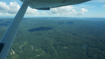 Vue aérienne d’un petit avion survolant la forêt du peuple indigène Sápara en Amazonie équatorienne