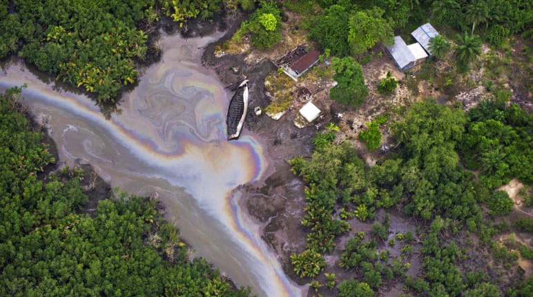 Vue aérienne d’un déversement de pétrole dans une rivière au Nigeria