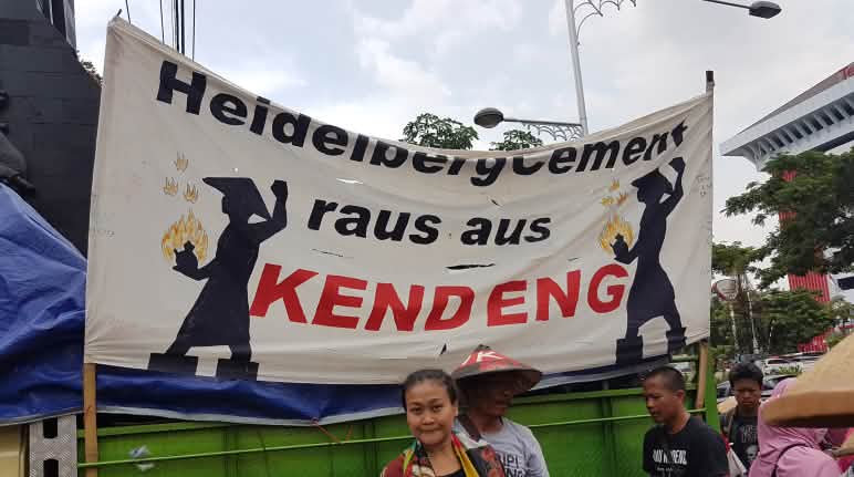 Le prix Yap Thiam Hien pour les droits de l’Homme a été décerné à des défenseurs de l’environnement en Indonésie Manifestation contre l’entreprise HeidelbergCement le 8 décembre 2017 à Semarang