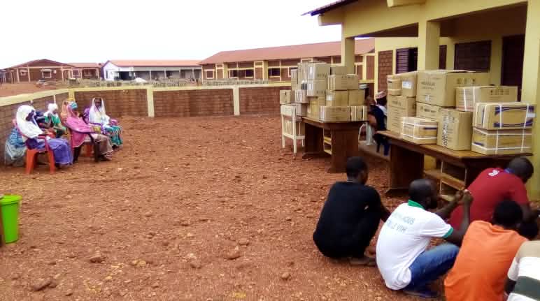 Des soins médicaux, mais pas de réparations, pour les habitants de Hamdallaye Livraison de médicaments au village New Hamdallaye 11 jours après la remise de la pétition