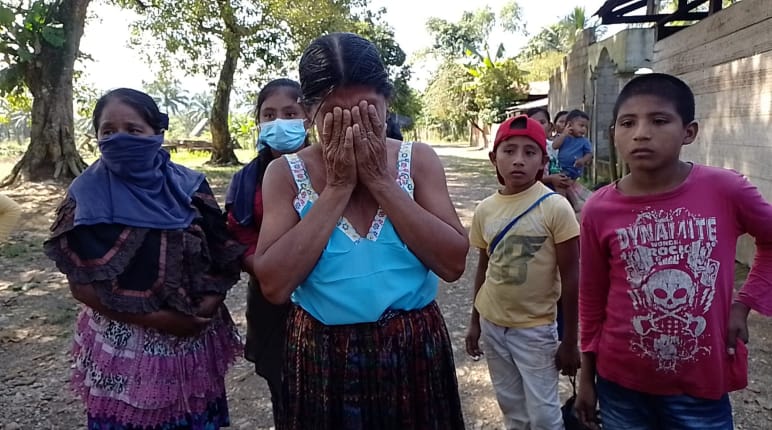 Groupe de femmes et d’enfants mayas sont bouleversés et traumatisés dans un village. Au milieu, une femme couvre son visage avec ses deux mains