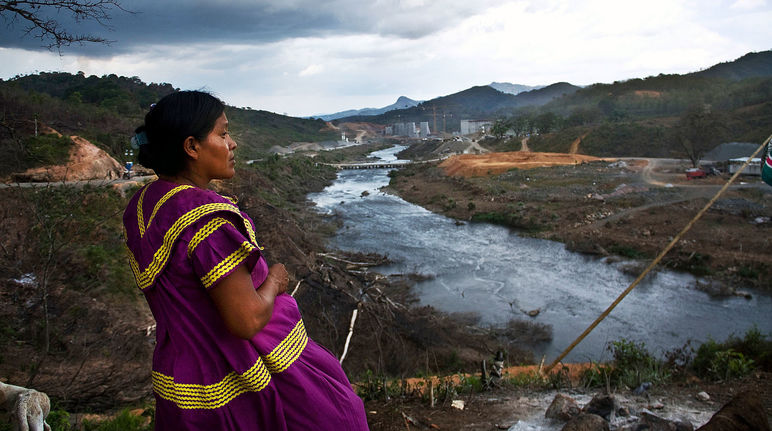 Panama : le projet de barrage de Barro Blanco a déjà causé trop de dégâts chez les Indiens Ngäbe et Buglé Une Indienne Ngäbe Buglé observe au loin le chantier de la centrale hydroélectrique de Barro Blanco au Panama