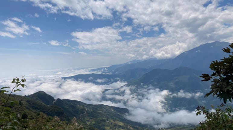 Paysage de montagne où les nuages vont du sol à haut dans le ciel