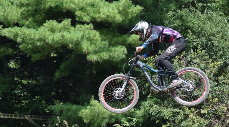 Un vététiste en train de faire un saut avec son VTT