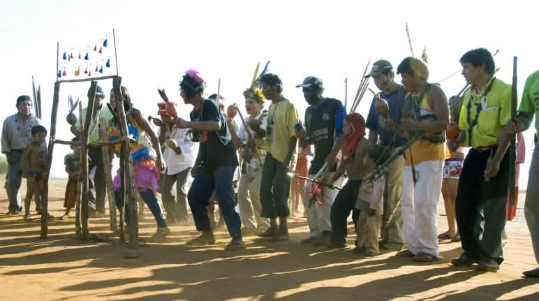 Danse traditionnelle des Guaraní au Brésil (© Fiona Watson / Survival)