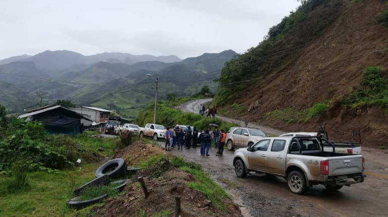 Une file de véhicules de la compagnie minière Hanrine bloqués sur la route d’accès de la municipalité de Buenos Aires (canton d’Urcuquí, province d’Imbabura) dans le nord de l’Équateur