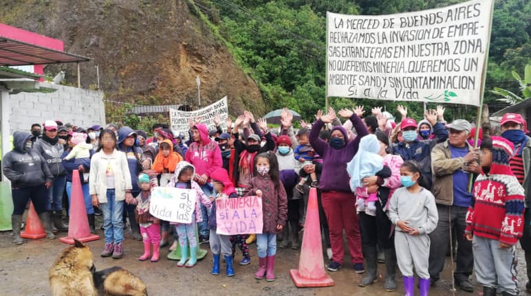 Une foule bigarrée de personnes, tenant des banderoles et des pancartes contre l’exploitation minière, à Merced de Buenos Aires (Equateur)