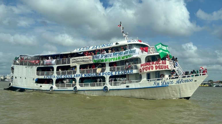 Un navire avec des bannières