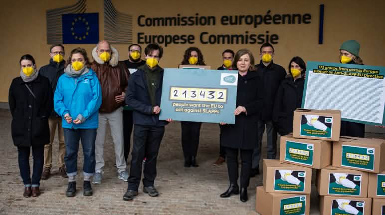 La Commissaire européenne Věra Jourová (sans masque) reçoit la pétition de 213 432 signatures La Commissaire européenne Věra Jourová (sans masque) reçoit la pétition de 213 432 signatures