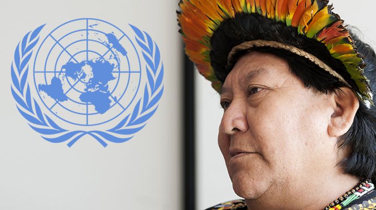 Davi Kopenawa, porte-parole du peuple Yanomami, s’est rendu auprès de la Commission des droits de l’homme de l’ONU Davi Kopenawa, le leader du peuple Yanomami, regarde le logo de l’ONU