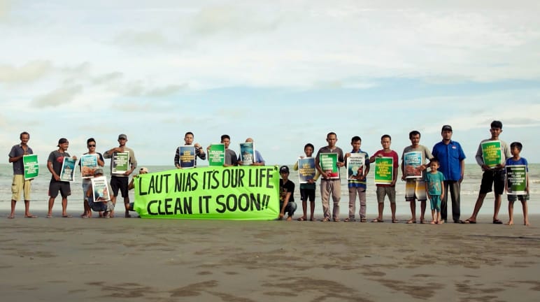 Manifestation sur une plage de l’île de Nias en Indonésie