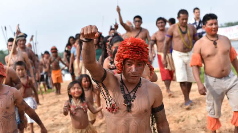 Les Mundurucus ont réussi à empêcher la construction d'un barrage dans leur forêt en Amazonie brésilienne Manifestation du peuple Mundurucu