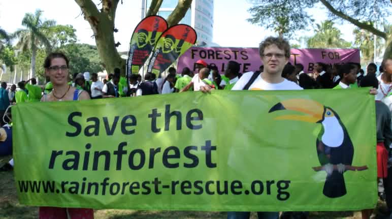 Nous agissons à la préservation des forêts tropicales pour les générations futures. Comme par exemple nos activistes Guadalupe Rodriguez et Mathias Rittgerott lors de la conférence CSAP-2015 à Durban contre les plantations...