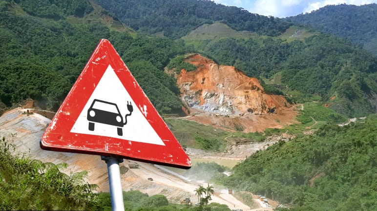 Photomontage : panneau de signalisation avec une voiture électrique devant une mine à ciel ouvert en Equateur