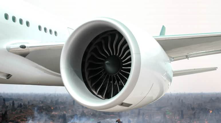 Faire voler des avions à l’huile de palme ? Un projet absurde Photomontage : un avion de face avec en arrière-plan les cendres encore fumantes d'une forêt tropicale venant d'être incendiée