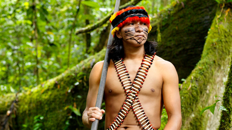 Un indigène muni de sa sarbacane au cœur de la forêt équatoriale