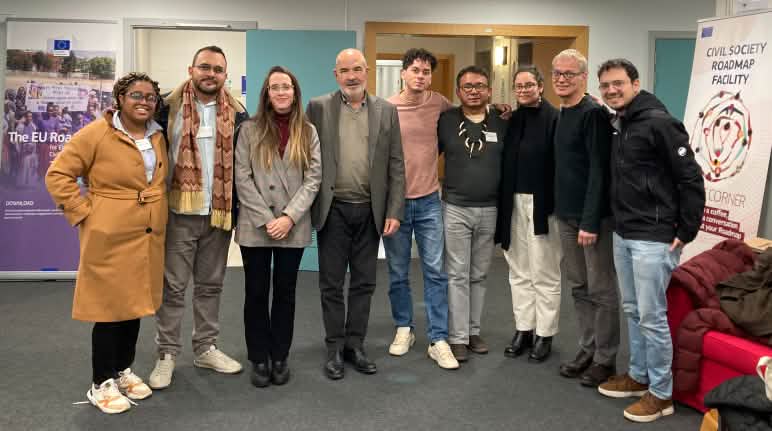 Nous avons rencontré Julia Fernandez-Puertas et Paolo Toselli, de la Commission européenne, à Bruxelles le 21 novembre 2024 Photo de groupe de 9 personnes dans un bureau de la Commission européenne