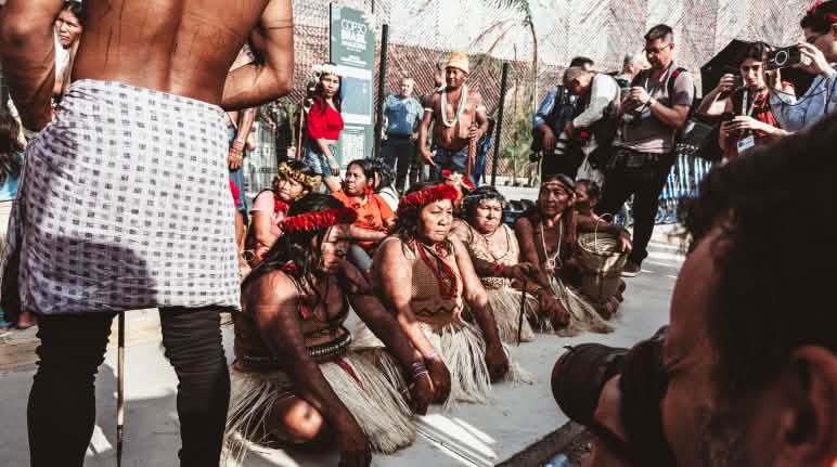 Des femmes autochtones bloquent l’entrée de la COP30 à Belém en s’asseyant par terre