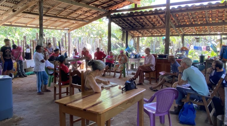 Un groupe de personnes lors d’une réunion dans une cabane ouverte