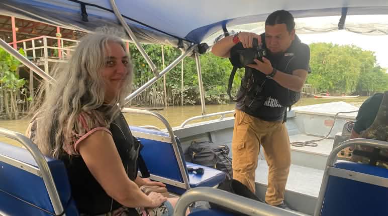 Un journaliste prend une photo de Guadalupe Rodríguez sur un bateau