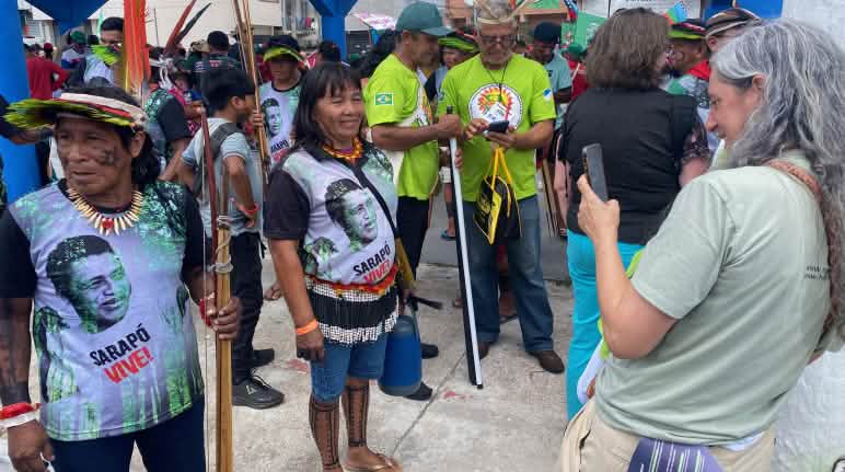 Guadalupe Rodríguez photographie Mariza Ka’apor, une femme indigène, avec son smartphone