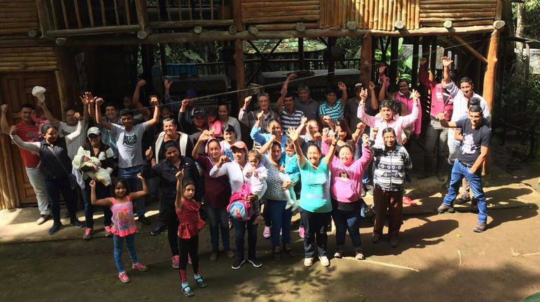 Dans les forêts de la région de l'Intag en Equateur, un groupe d'habitants proteste les poings levés