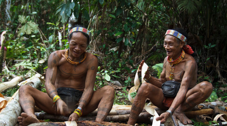 En harmonie avec la nature : les indigènes / Mentawaï (sur l’île) de Siberut Deux indigènes du peuple Mentawaï dans leur forêt sur l’île de Siberut en Indonésie