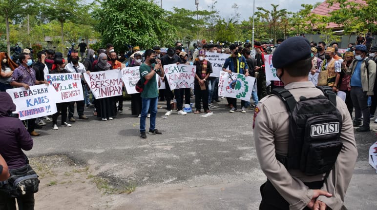 Manifestation d’habitants du village de Kinipan devant le tribunal de Palangkaraya en 2022 à Bornéo
