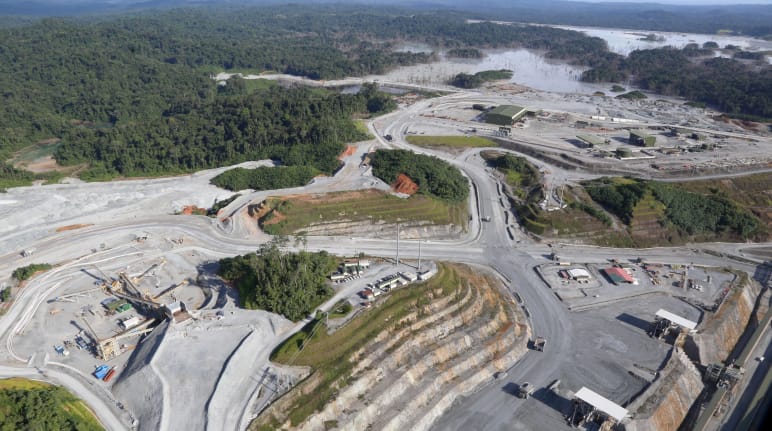 Vue aérienne de l’exploitation de cuivre à ciel ouvert au cœur de la forêt tropicale