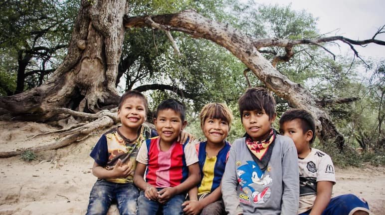 Enfants du peuple Manjui dans le Chaco paraguayen