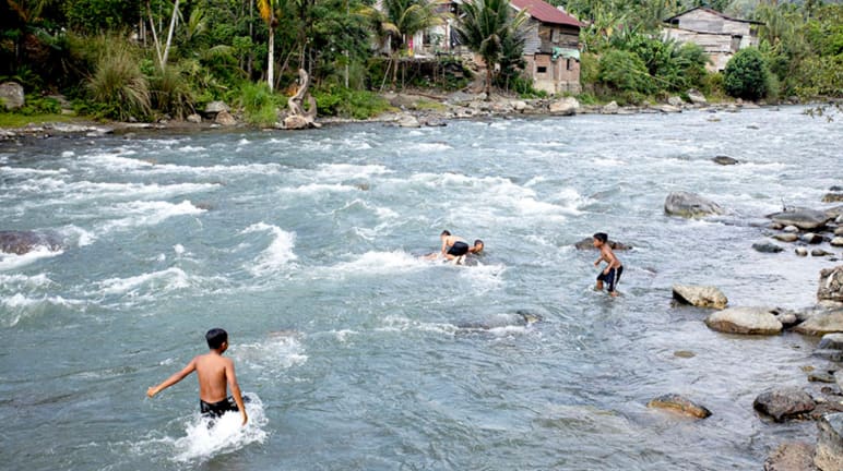 Enfants dans la rivière