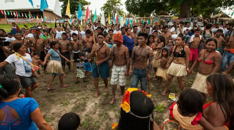 Les indigènes Mundurukú ont longtemps lutté contre un projet de barrage sur le fleuve Tapajós Les indigènes Mundurukú luttent contre un projet de barrage sur le fleuve Tapajós