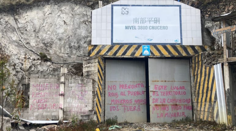 Tag de protestation à l’entrée de la mine : « Ils n’ont pas demandé l’avis du peuple. Les mineurs dehors. Cet endroit est le territoire de la communauté villageoise. L’exploitation minière ne sera pas tolérée »