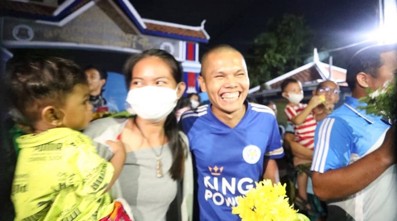 Les activistes Thun Ratha et Phuon Keoraksmey, pleins sourires après leur libération
