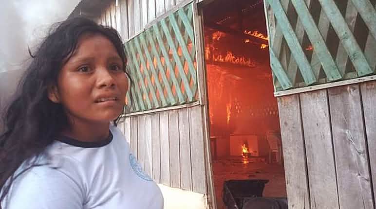 Une des deux maisons incendiées par les orpailleurs illégaux à Fazenda Tapajós Une Indienne Munduruku en détresse, devant l’une des maisons incendiées par les orpailleurs illégaux dans le village indigène de Fazenda Tapajós (État du Pará, Brésil)
